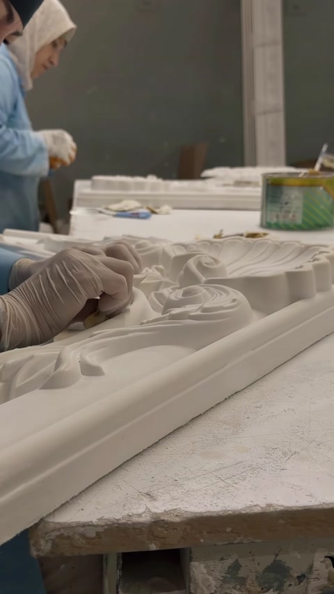 Retușarea manuală a ornamentelor florale în relief