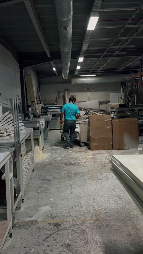 Vedere amplă asupra halei și a zonelor de producție