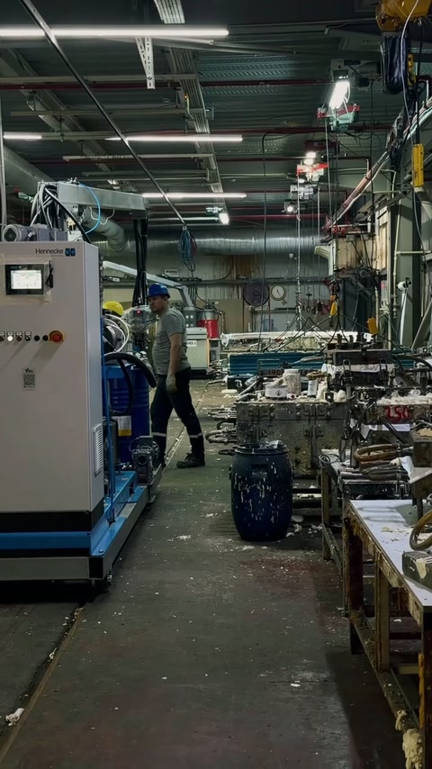 Linia de producție prezintă utilaje, conducte și stații de procesare.