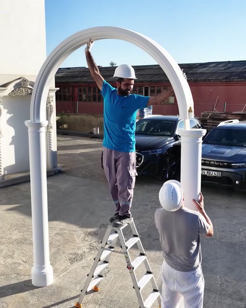 Instalarea unui element de arc pe schelă, în curte