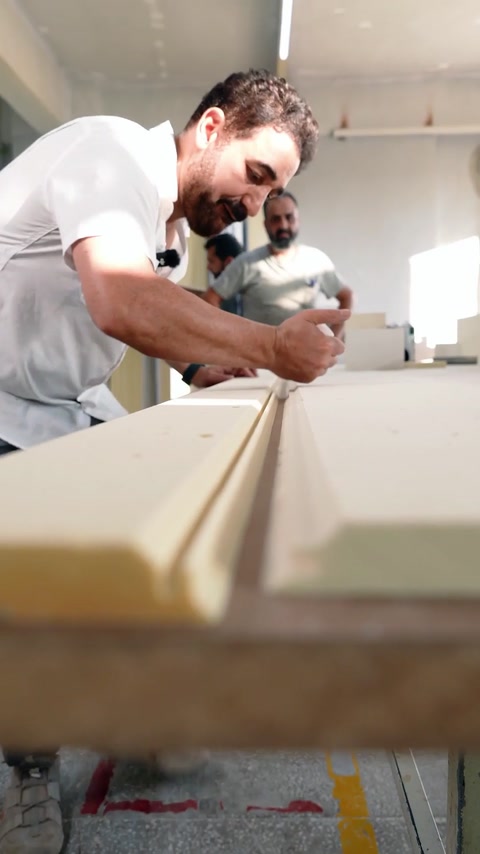 Suprafața unei piese este finisată manual înainte de montaj