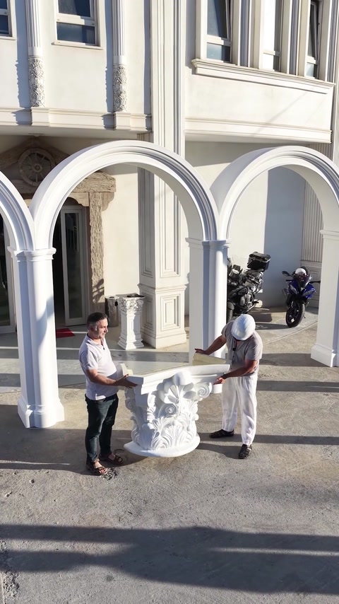 Un capitel decorativ este adus lângă arcadele deja asamblate