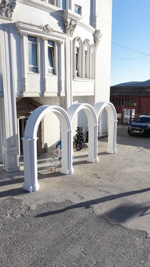 Arcadele montate formează o compoziție coerentă în fața clădirii