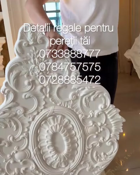 Detaliu al modelului floral sculptat pe rozeta din poliuretan