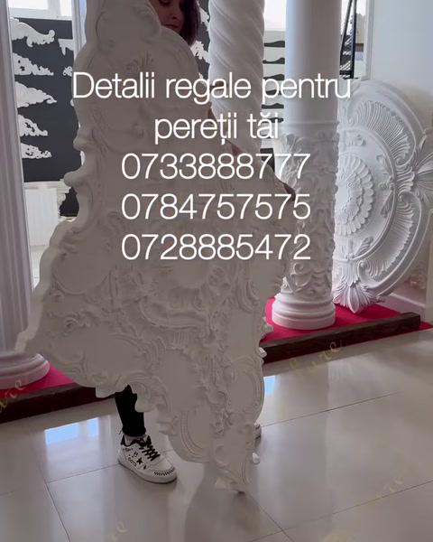Panou mare din poliuretan ridicat vertical lângă coloane albe