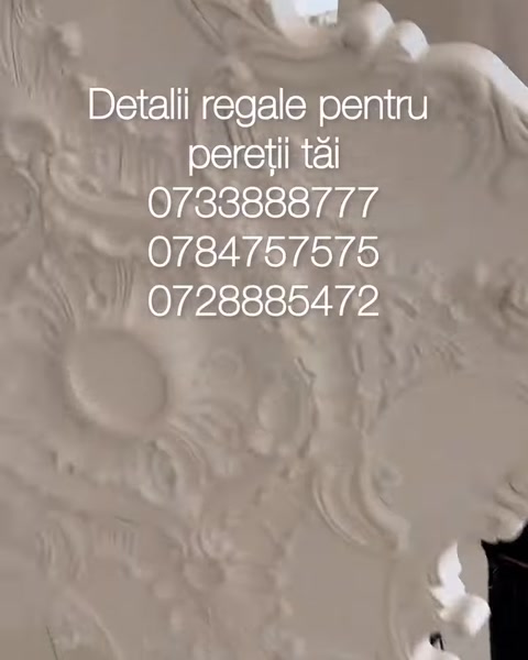 Model geometric detaliat vizibil pe suprafața rozetei din poliuretan