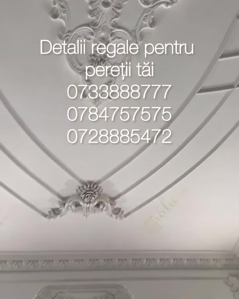 Cornișă și rozetă montate în colțul tavanului decorat