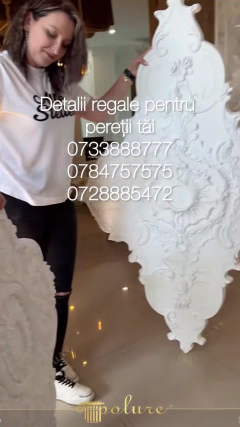 Rozetă ornamentală amplă, cu medalion central și relief floral bogat