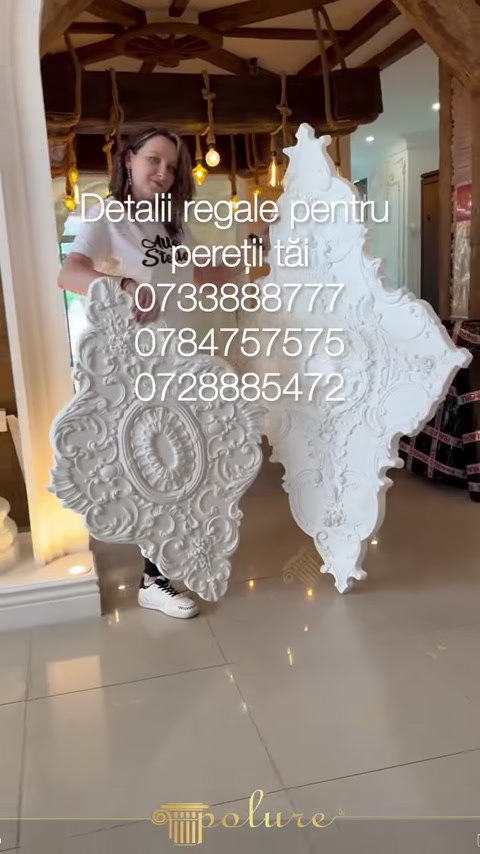 Două rozete albe cu forme și ornamente sculpturale distincte