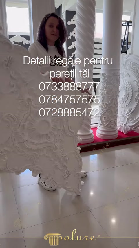 Rozetă decorativă verticală prezentată integral într-un spațiu expozițional