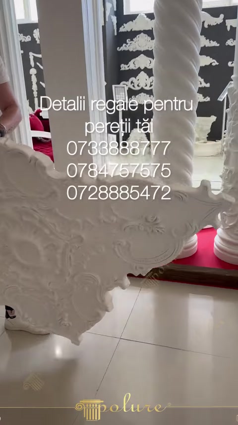 Model alungit cu margini ondulate și compoziție florală elaborată