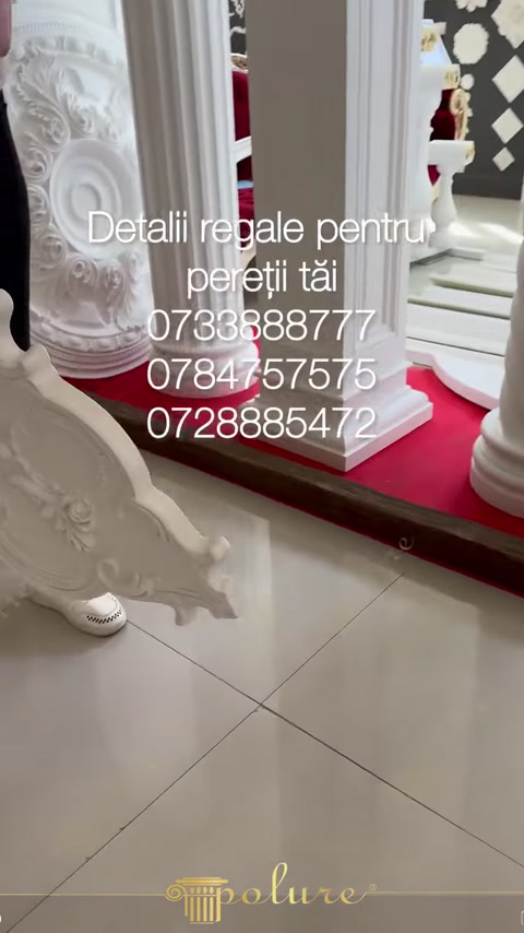 Profilul subțire al rozetei evidențiază relieful decorativ pronunțat