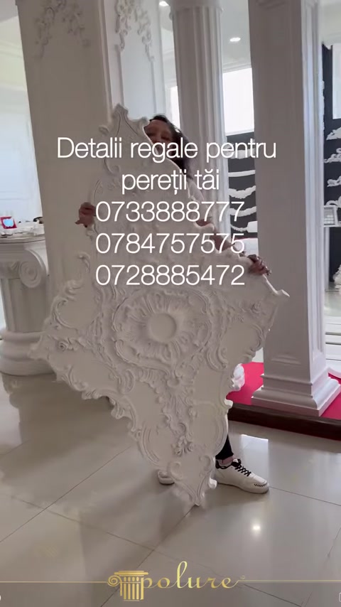 Rozetă mare cu medalion central și contur decorativ asimetric