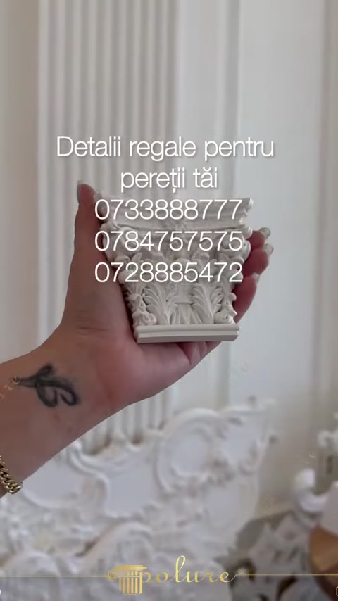 Element ornamental compact prezentat lângă o coloană canelată