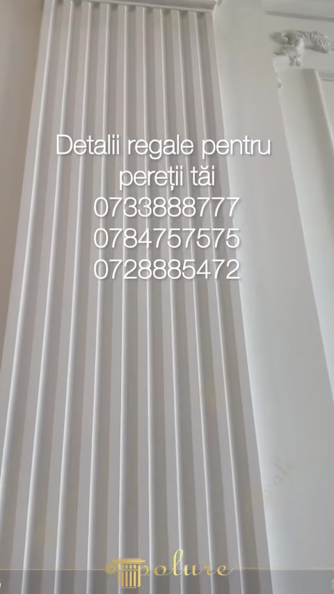 Detaliu vertical al canelurilor unei coloane decorative albe