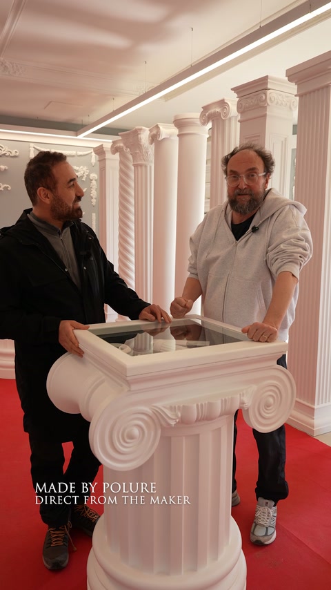 Discuție despre alegerea produsului lângă un exponat decorativ alb.