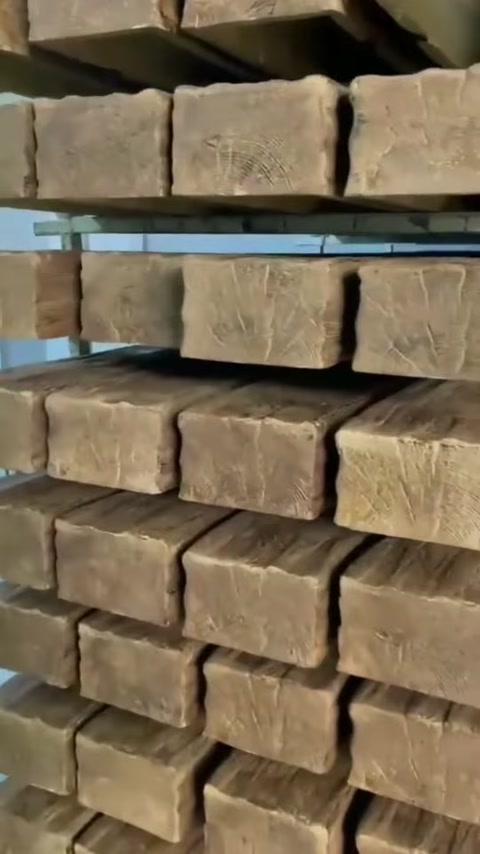 Grinzi decorative stivuite, cu finisaj ce reproduce lemnul antichizat.