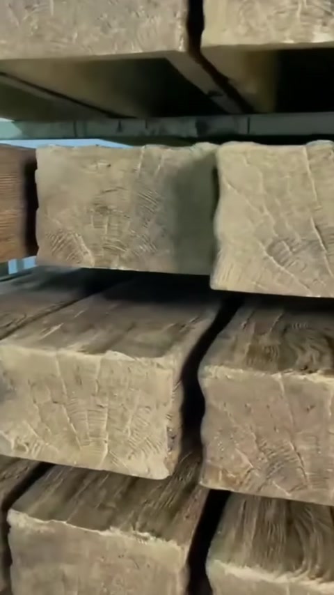 Capetele grinzilor evidențiază profilul masiv și textura rustică.