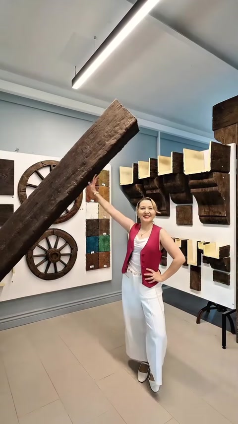 Grindă decorativă lungă prezentată alături de colecția rustică.