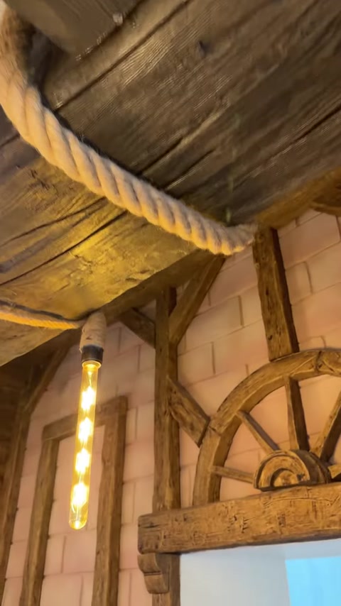 Grinzi și elemente verticale formează un decor rustic de perete.