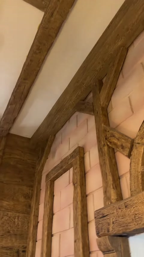 Structură decorativă cu grinzi aplicată pe tavan și pereți.
