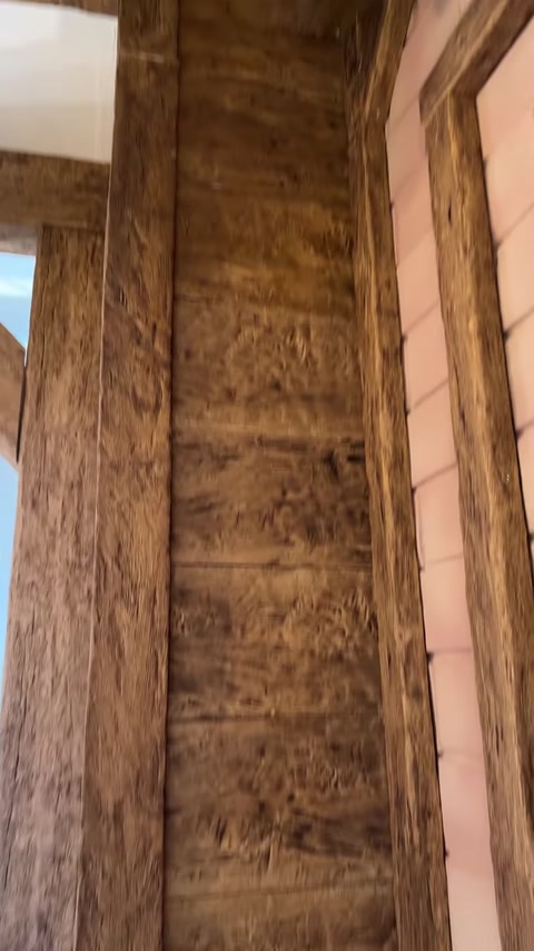 Detaliu vertical al unei grinzi cu relief neregulat pronunțat.