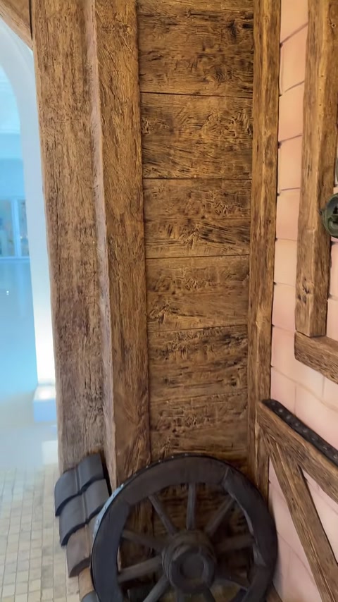 Panou decorativ rustic încadrat de grinzi verticale texturate.