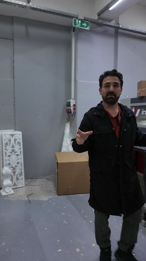Bărbat stă lângă cutii de carton aproape de ieșire