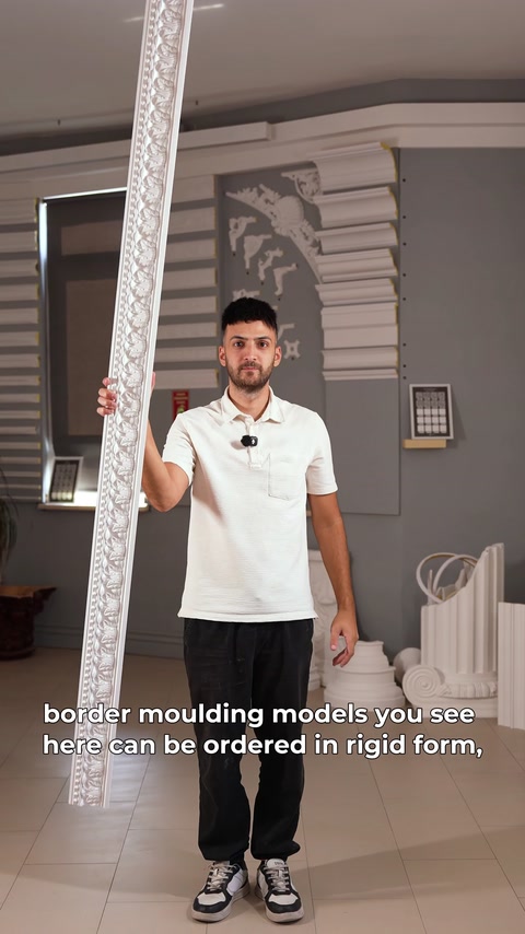 Detaliu al profilului de brâu cu model geometric fin.