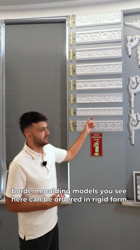 Bărbat arată cu mâna un model specific de brâu expus.