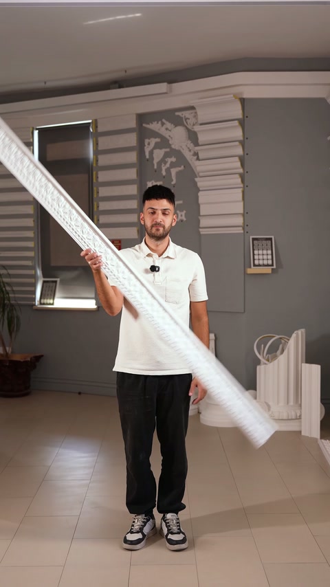 Două profile decorative sunt comparate în showroom, unul drept și unul curbat.