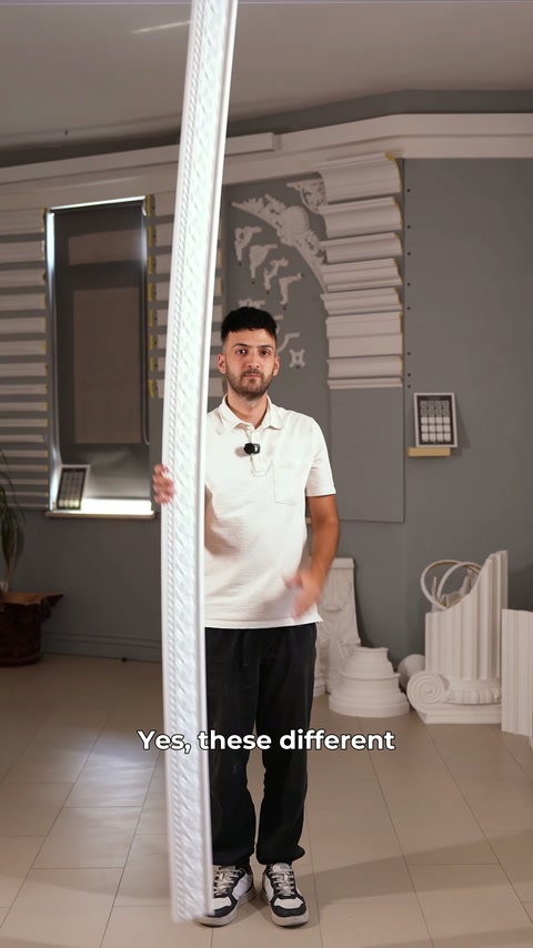 Prezentatorul aliniază vertical brâul rigid pentru observarea modelului reliefat.