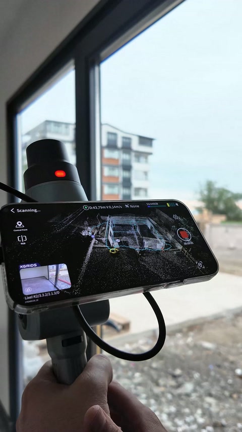 Scanerul portabil transmite datele spațiului către ecranul conectat