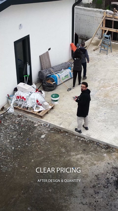 Curtea construcției este analizată de operatorii aflați la exterior