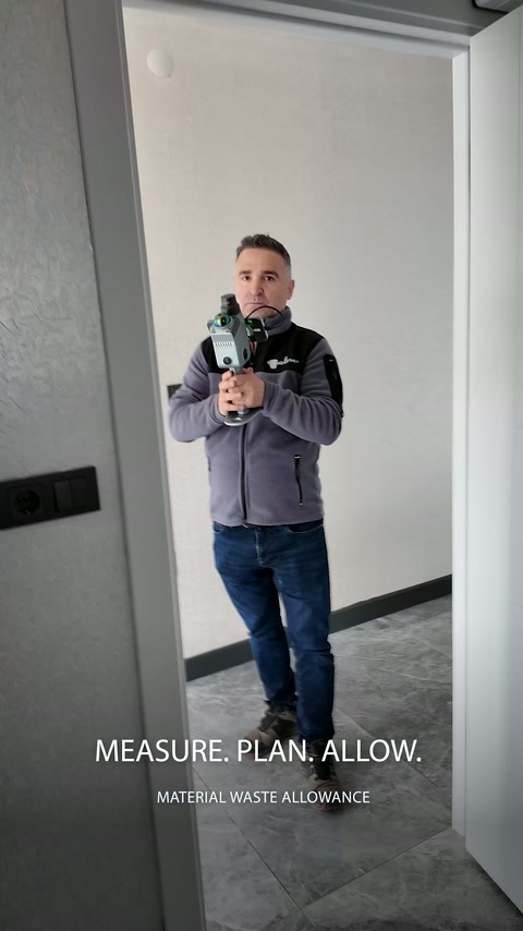 Operatorul măsoară zona ușii și continuitatea pereților interiori