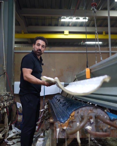 Profilul decorativ este tras de pe linia de producție