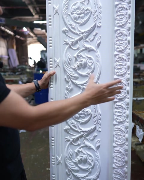Prim-plan cu vrejuri răsucite și frunze de acant sculptate