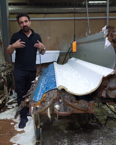 Bărbat încheie prezentarea fabricii de profile decorative din poliuretan