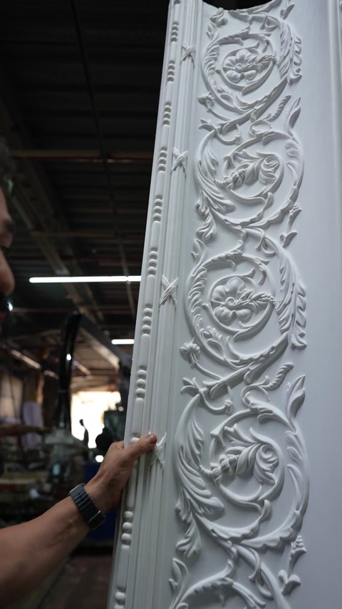 Prim-planul evidențiază succesiunea motivelor florale sculptate.