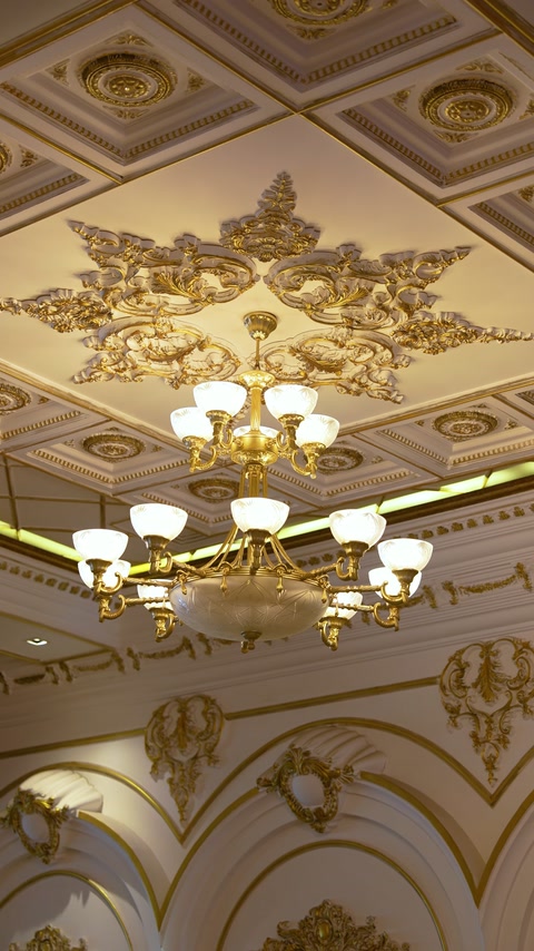 Candelabru clasic sub un medalion bogat ornamentat