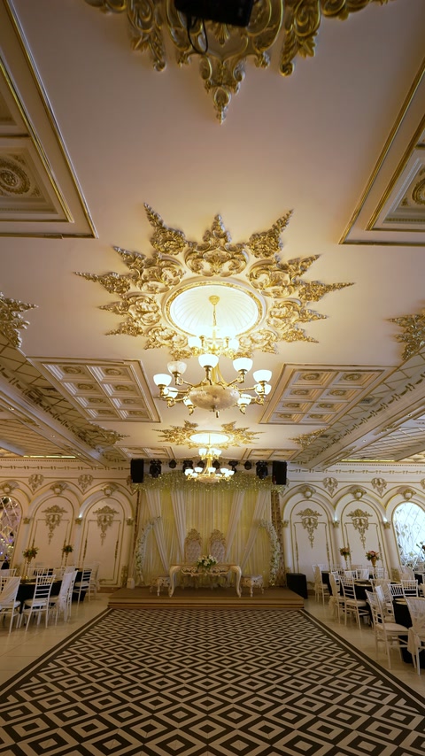 Plafon decorativ cu medalioane aurii și pardoseală geometrică