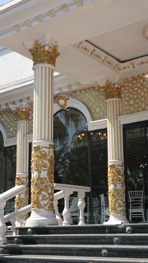 Portic de intrare cu coloane, capiteluri și balustrade decorative