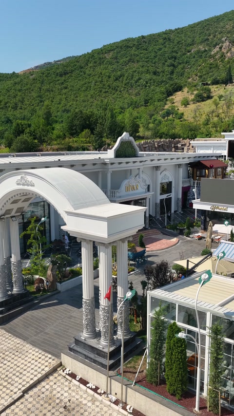 Vedere aeriană a porticului decorativ și complexului pentru evenimente