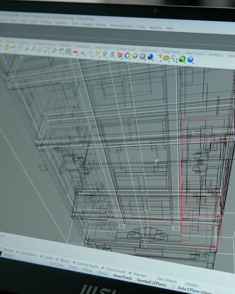 Ecran laptop cu model 3D pentru proiectarea tavanului arhitectural.