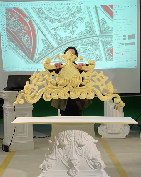 Femeie ține o piesă ornamentală mare în formă de coroană.