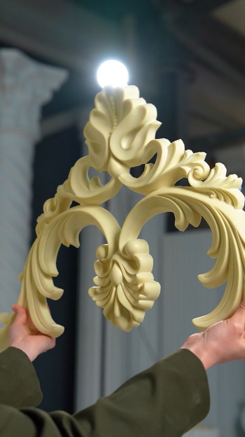 Element ornamental ajurat ridicat pentru observarea profilului și flexibilității.
