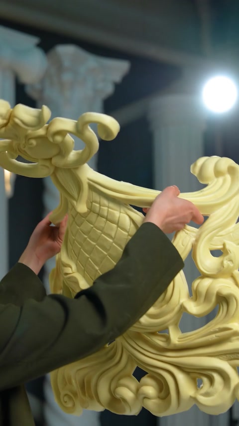 Secțiunea centrală sculptată este îndoită pentru a arăta maleabilitatea materialului.