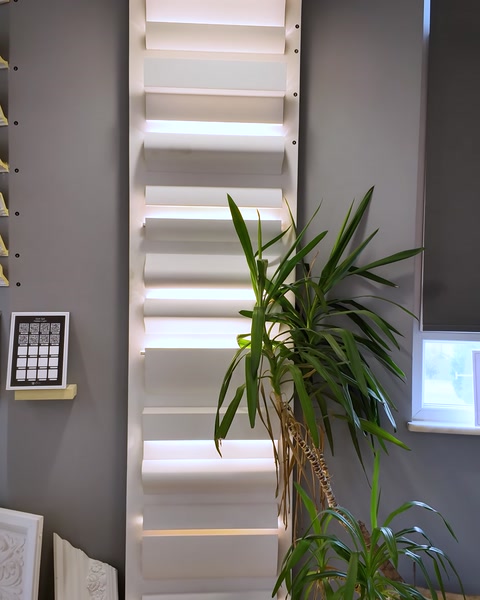 Profile în trepte expuse vertical, aranjament de showroom cu plante