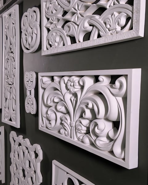 Panouri decorative multiple montate pe perete, modele variate