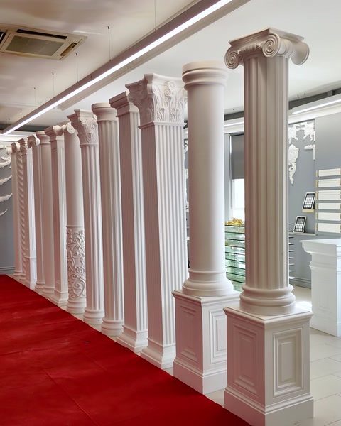 Șir de coloane maiestuoase pe covor roșu, hol de showroom